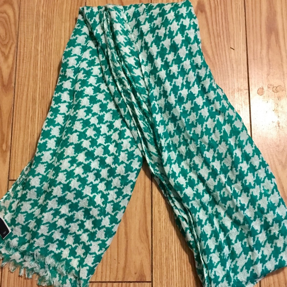 Gap Houndstooth Scarf